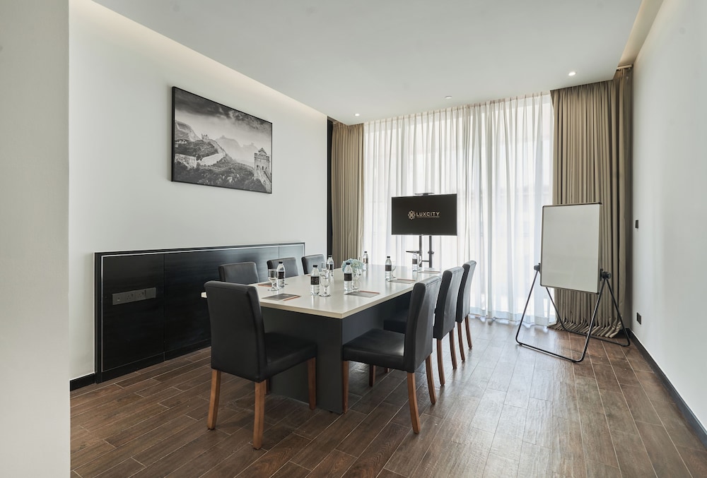 Lyve Inc Hotel And Residence 60/70