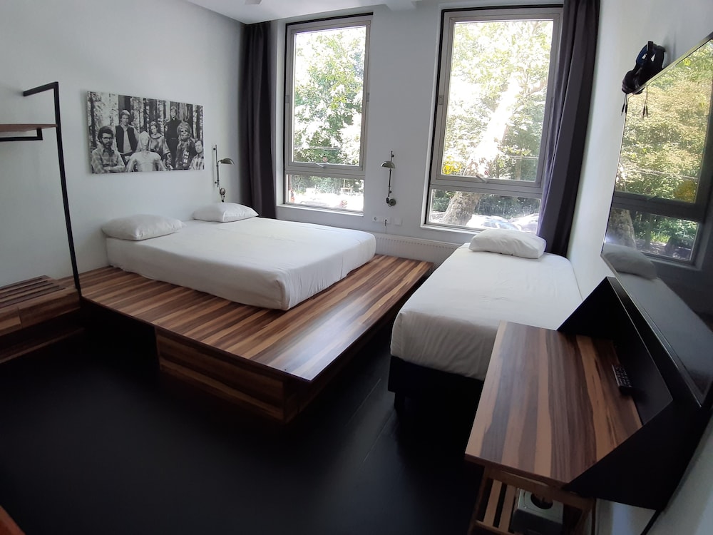 غرفة ثلاثية بسرير مزدوج وسرير فردي، De Pijp Boutique Hotel 6/10