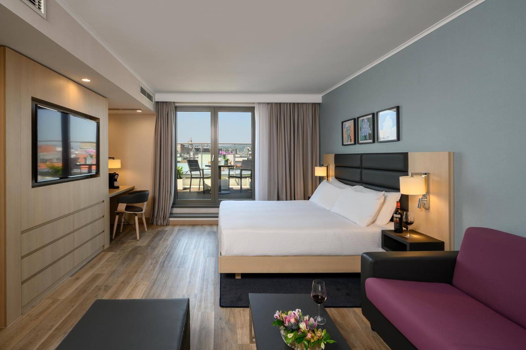 JUNIOR SUITE, KING BED