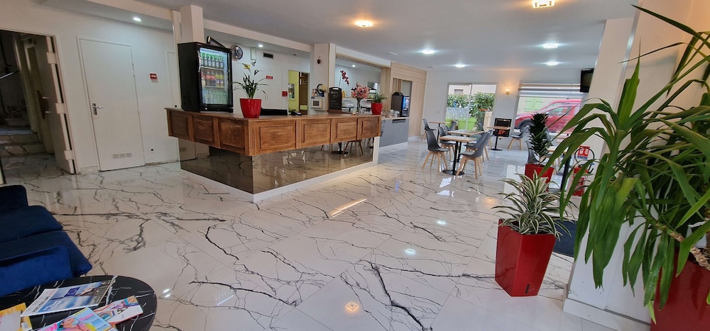 Kyriad Direct Arpajon 8/50