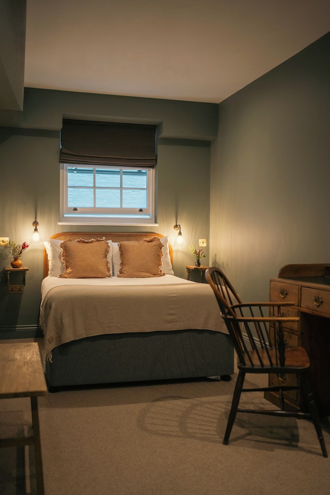 Double Bed, House Building