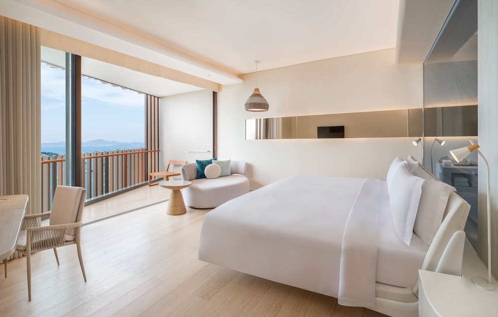 EXECUTIVE, KING BED