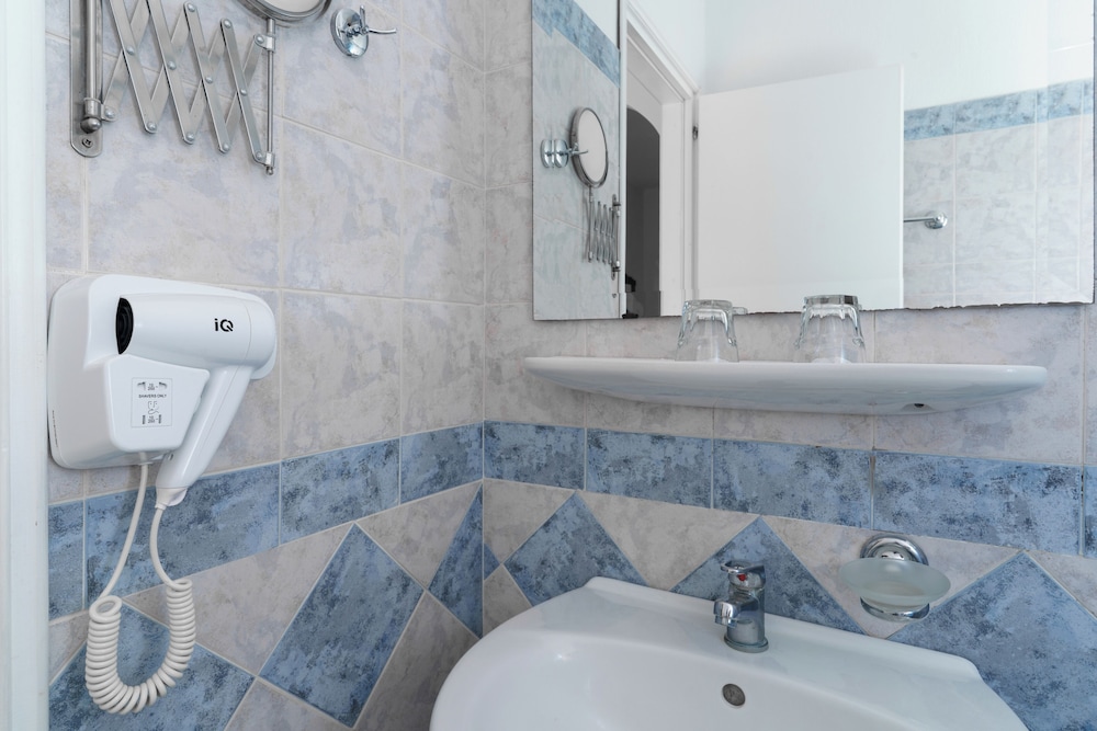 Paros Inn Hotel 46/50