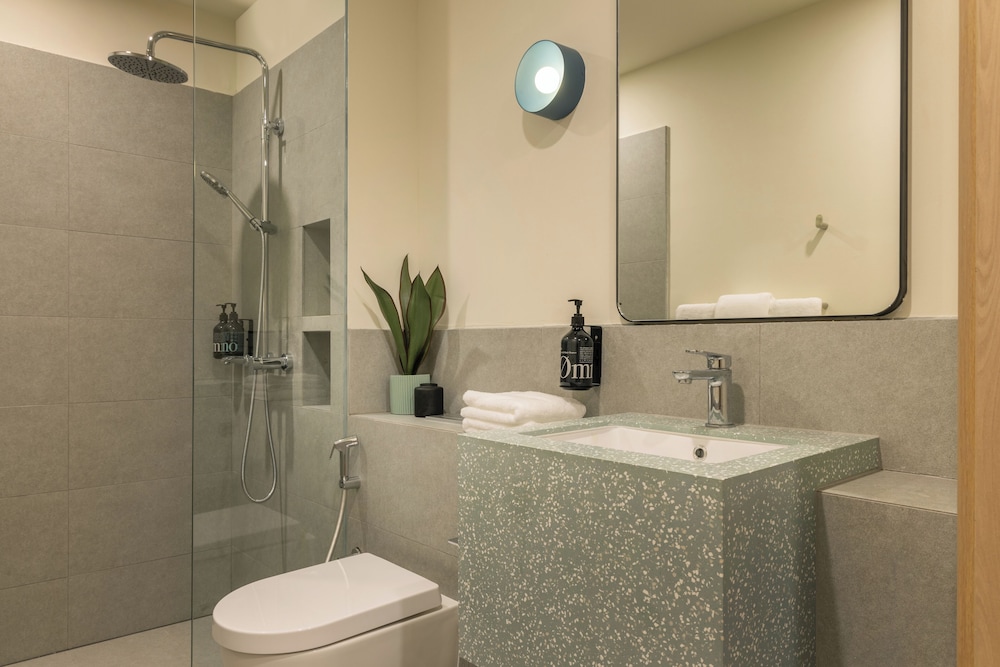 2 BEDROOMS, EXECUTIVE, SUITE, KITCHENETTE