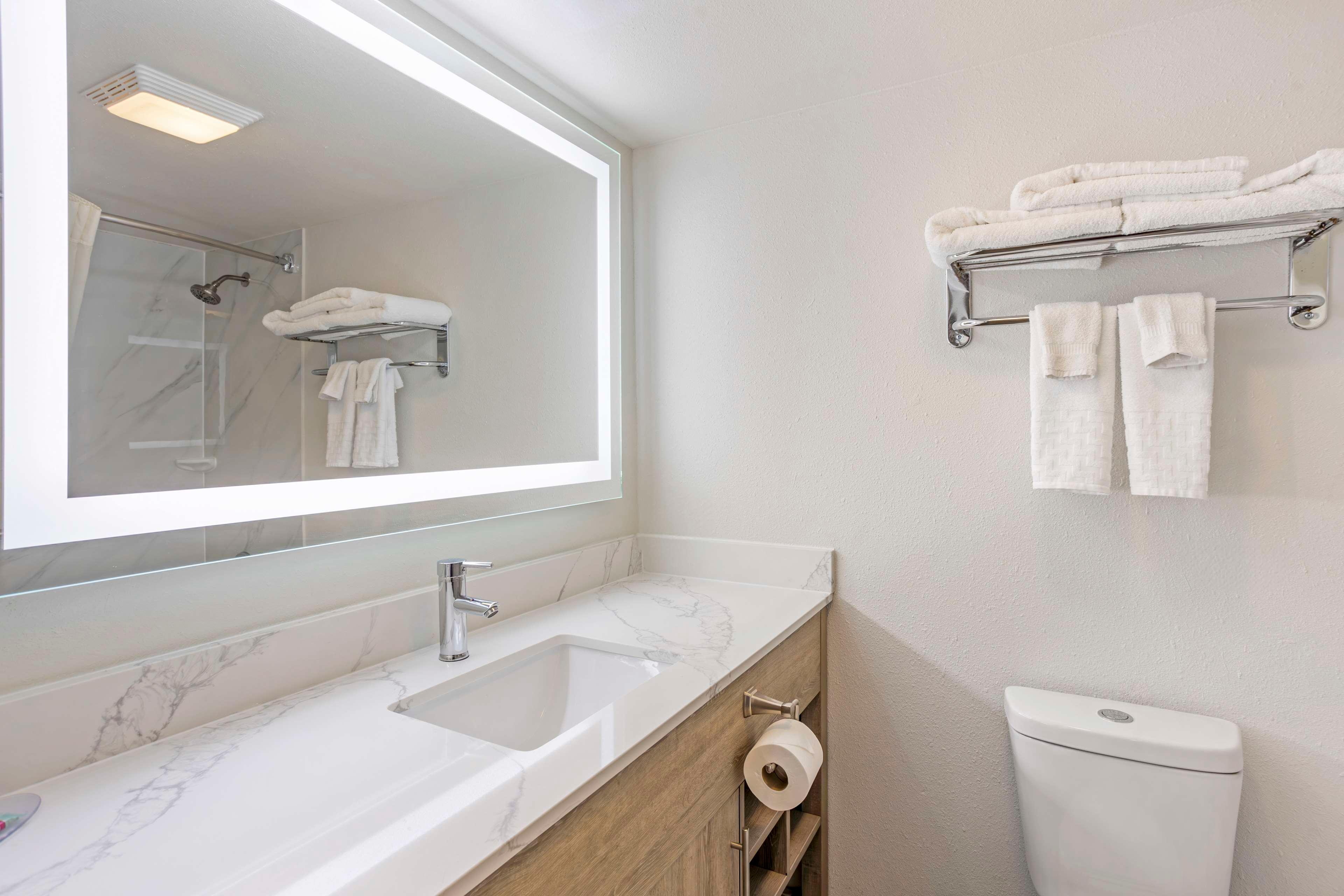 Suite, King Bed, Sofa, Hot Tub