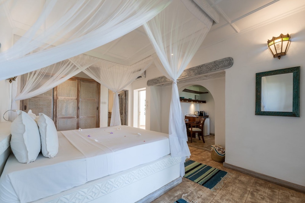 Nomad Beach Resort 13/76