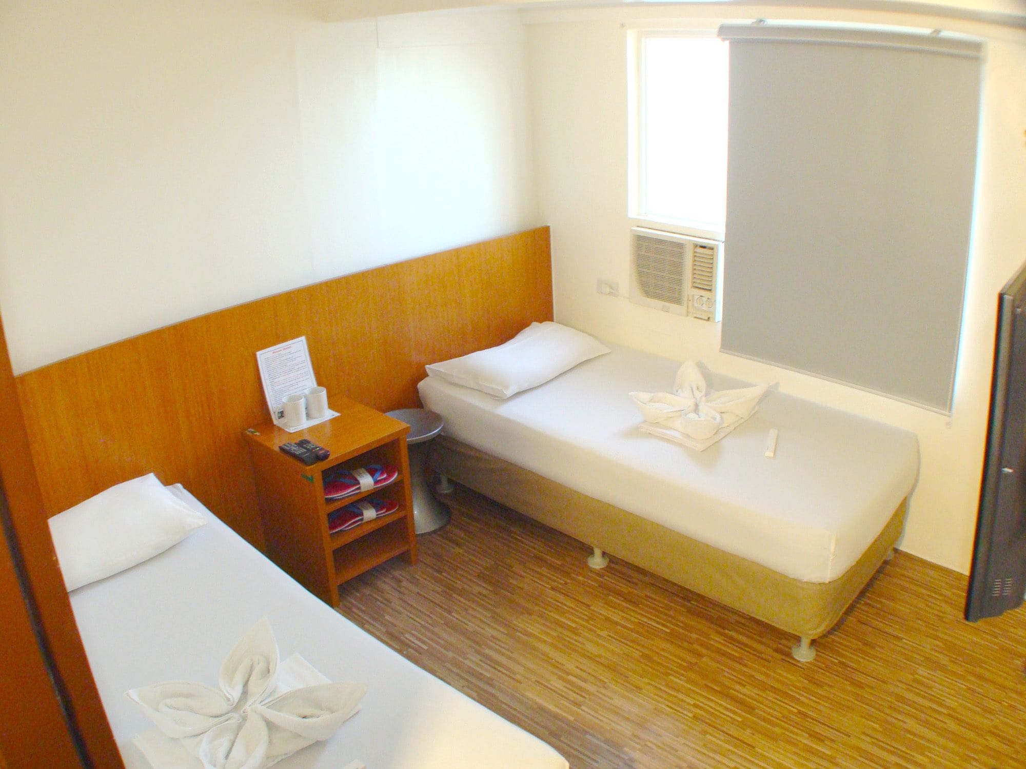 STANDARD, SHARED BATHROOM