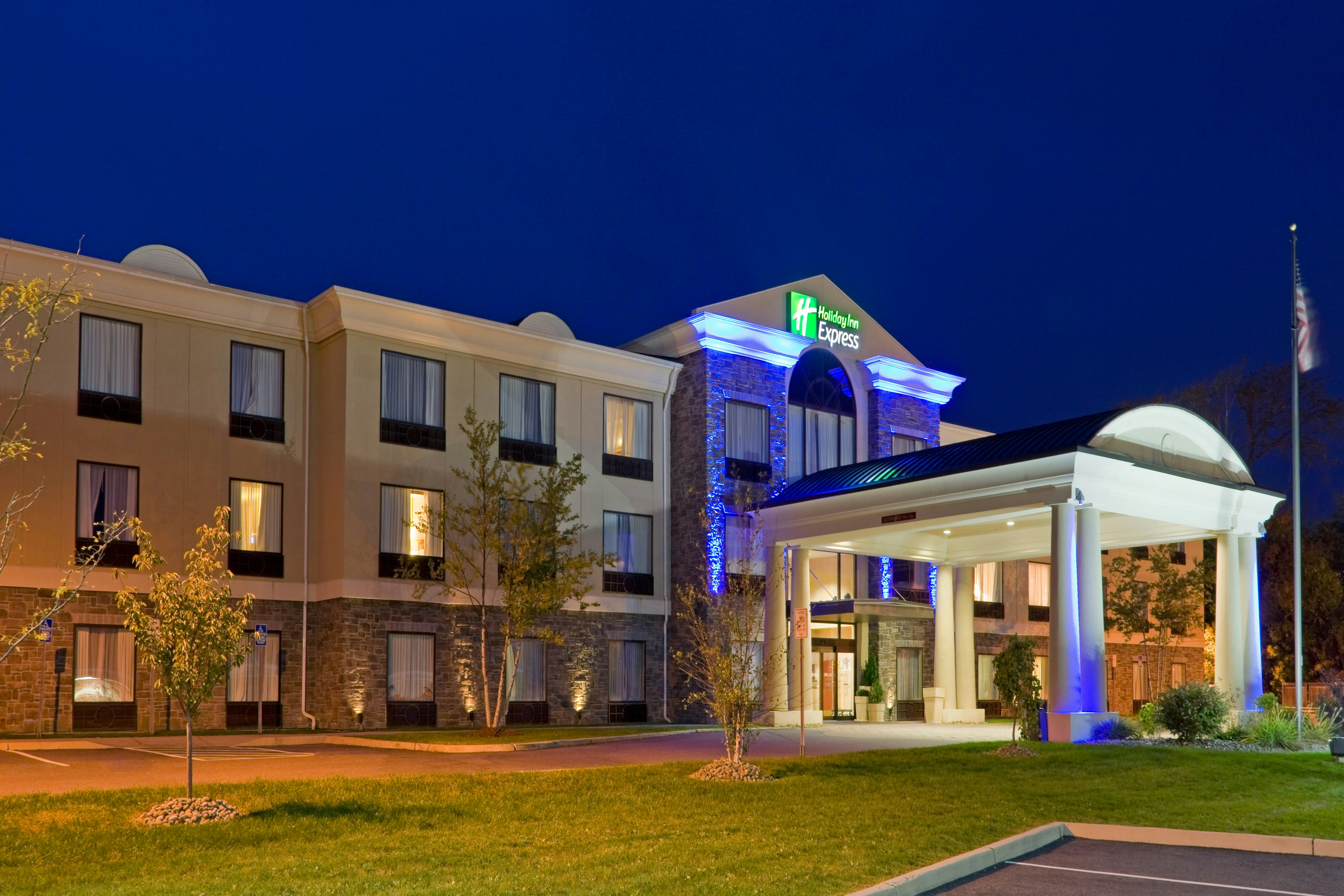 Holiday Inn Express Hotel and Suites Chester-Monroe-Goshen 68/72
