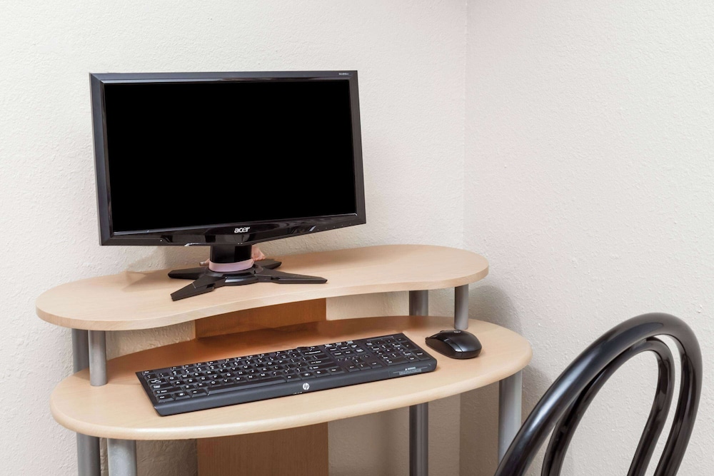 Super 8 by Wyndham Lincoln IL 36/44