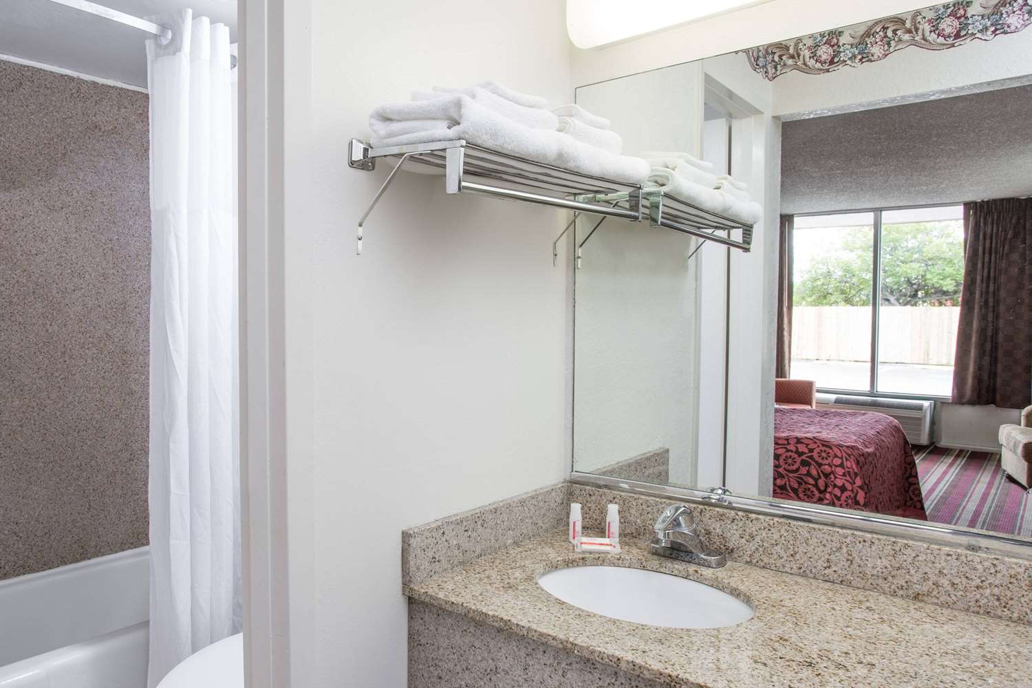 Days Inn by Wyndham Fort Myers 27/31