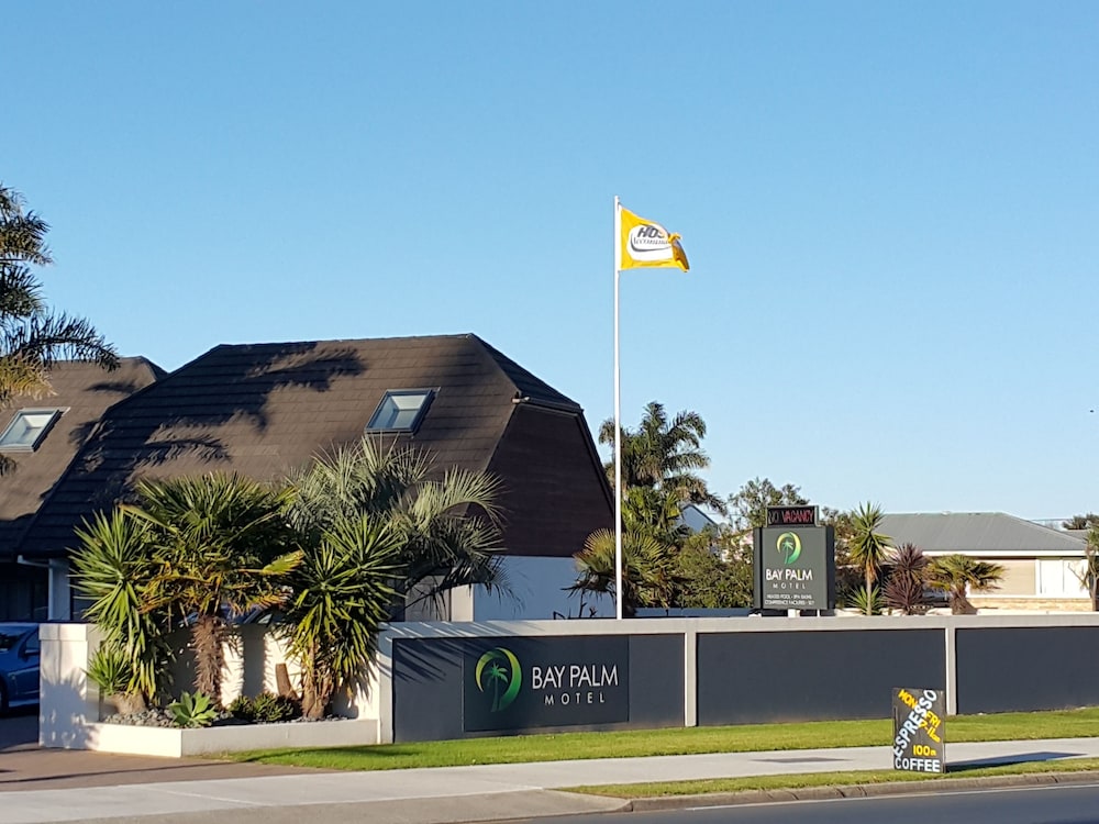 Bay Palm Motel 35/50