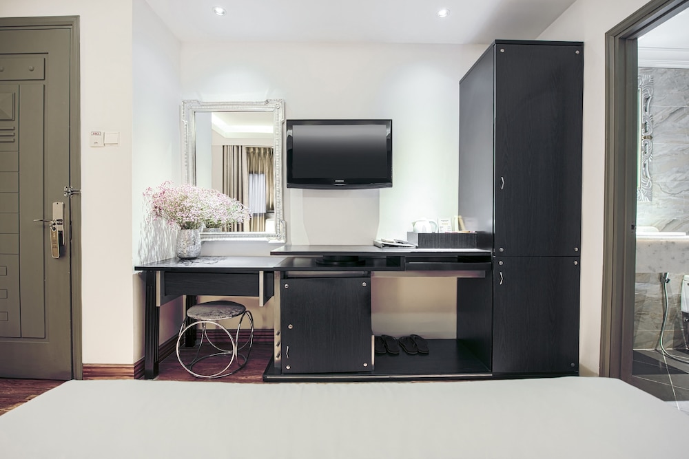 A&EM Corp - The Petit Hotel 29/37