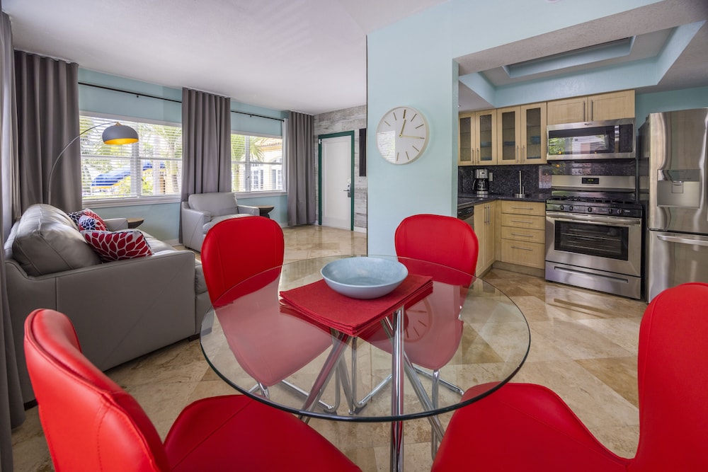 SUITES ON SOUTH BEACH 41/65