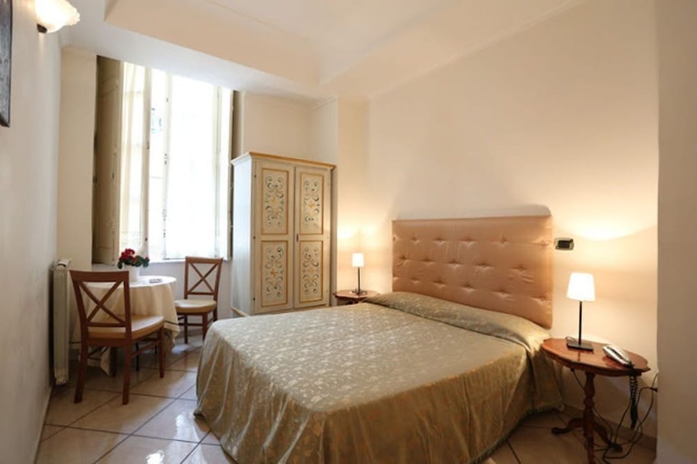 ROOM, DOUBLE OR TWIN BED