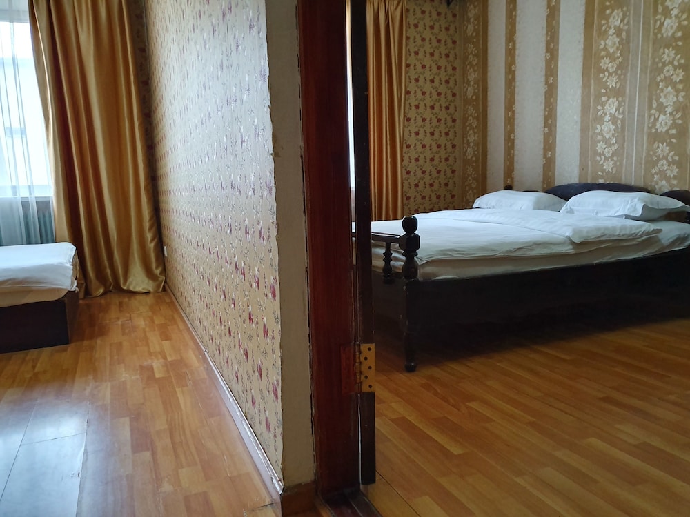 Land Hotel 13/50