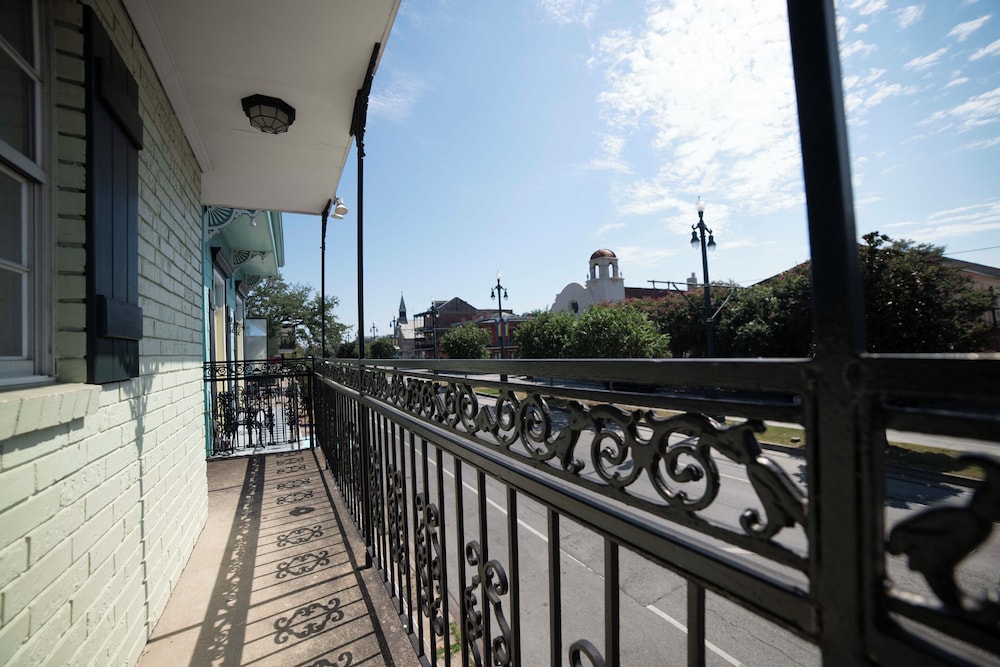 French Quarter Suites Hotel 49/55