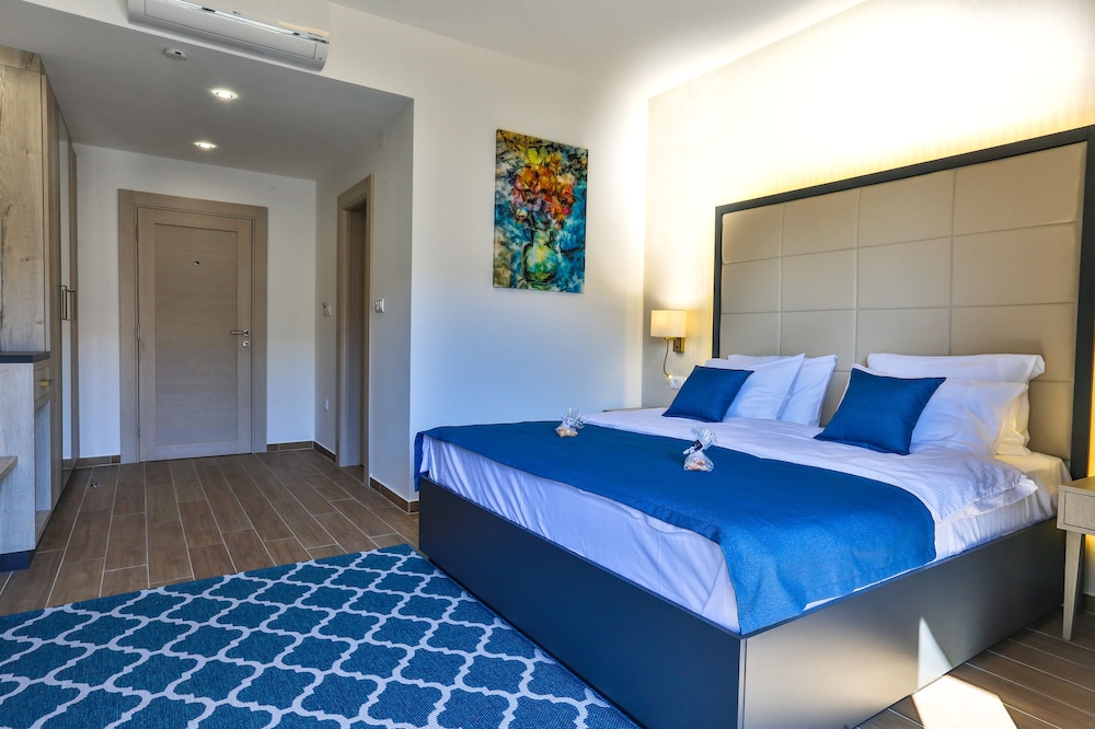 Superior, Queen Bed, Garden View
