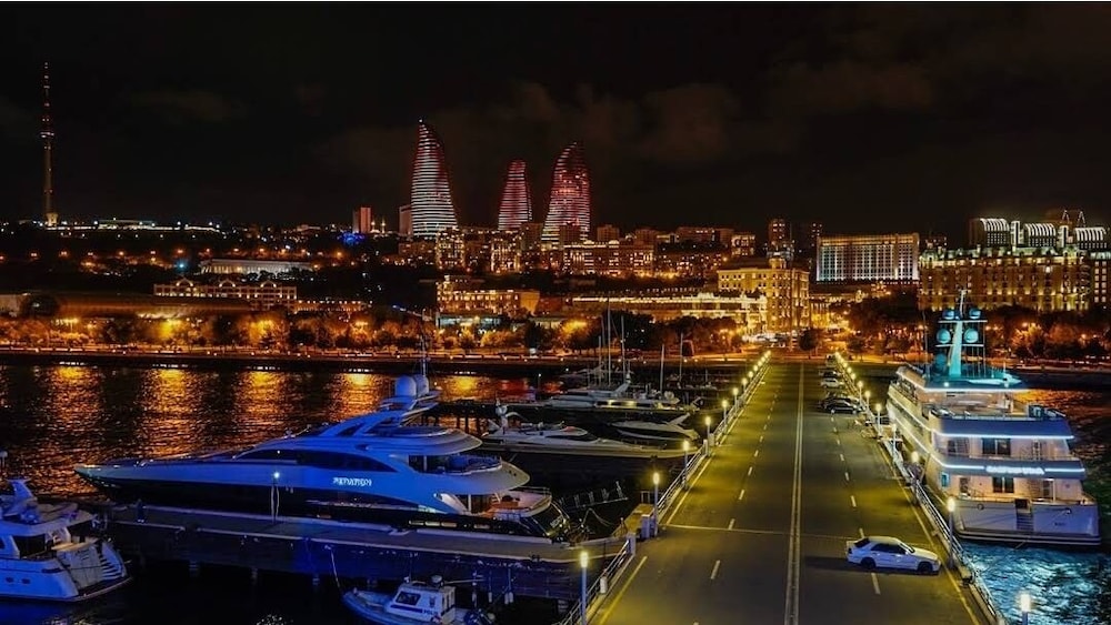 YACHT CLUB 25/27