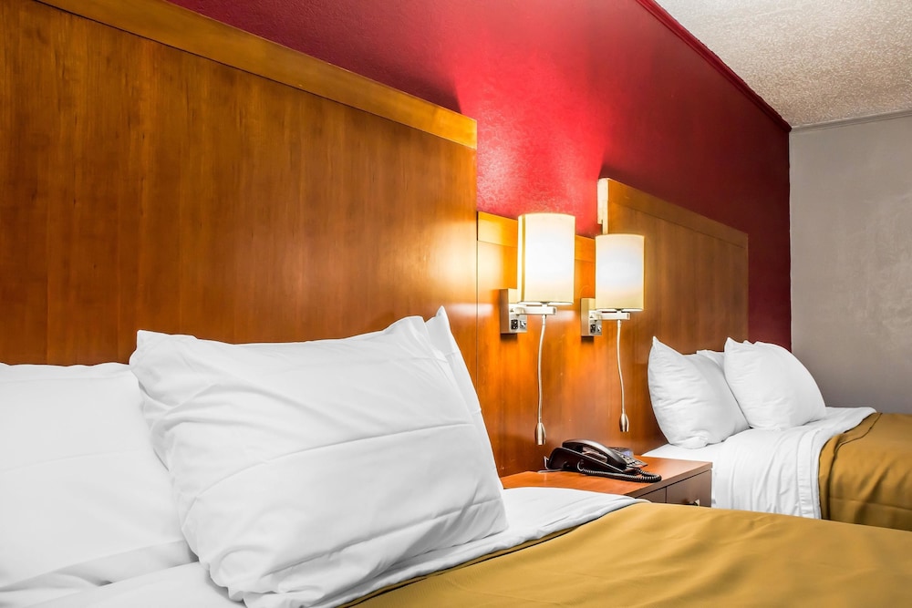Econo Lodge Brockport NY 22/33