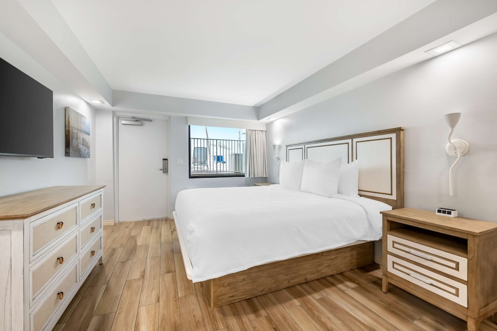 Standard, King Bed, Pool Side, Kitchen, Ground Floor