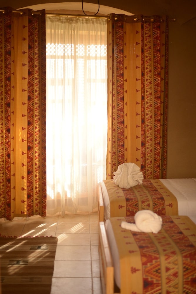 Embrace Hotel 24/50
