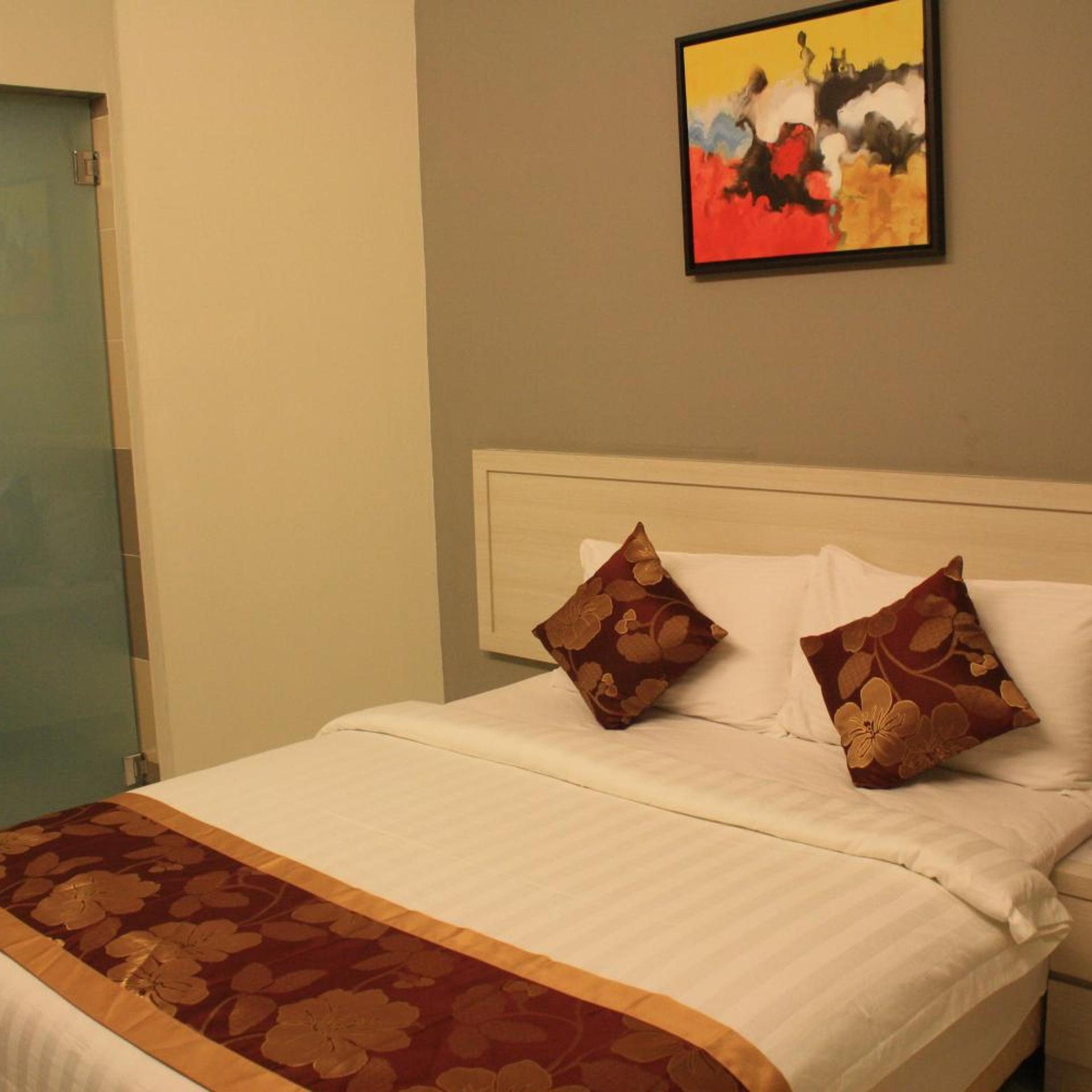 Superior, Queen Bed, No Window
