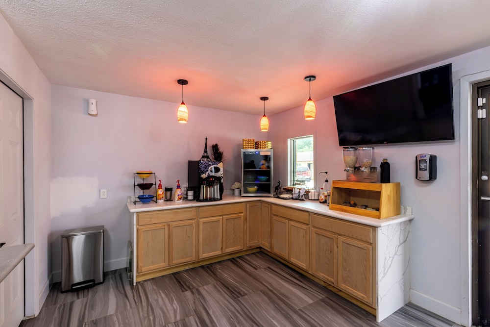 Freer Executive Inn and Studios by OYO 5/44