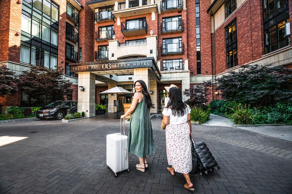 Oak Bay Beach Hotel 61/65