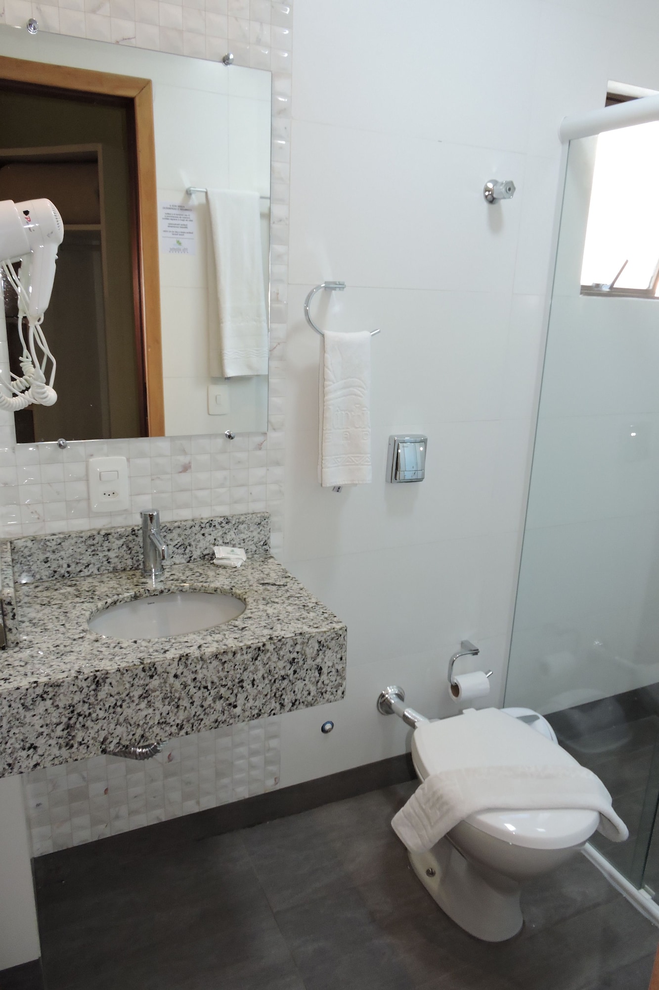 غرفة كومفورت بسرير كوين وسرير فردي وسرير كوين، Pousada Villa Atlantica 6/8