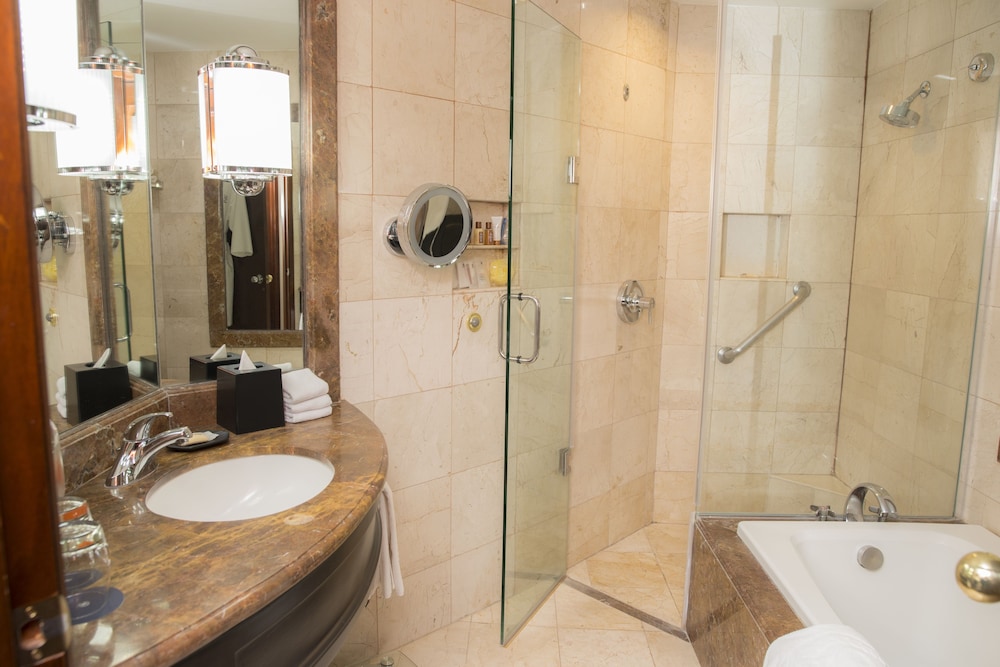 غرفة بسرير كينج بإطلالة على الجبل، Sheraton Chihuahua Soberano 7/12