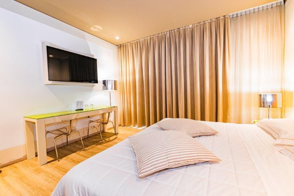 One Hotel & Restaurant 18/50