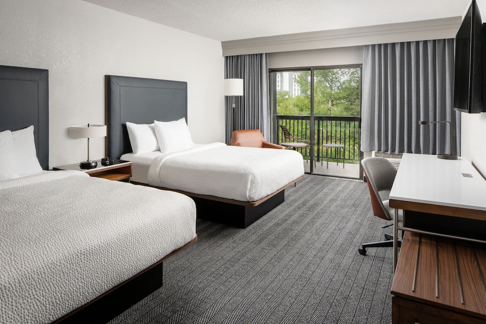 room, 2 queen beds, balcony