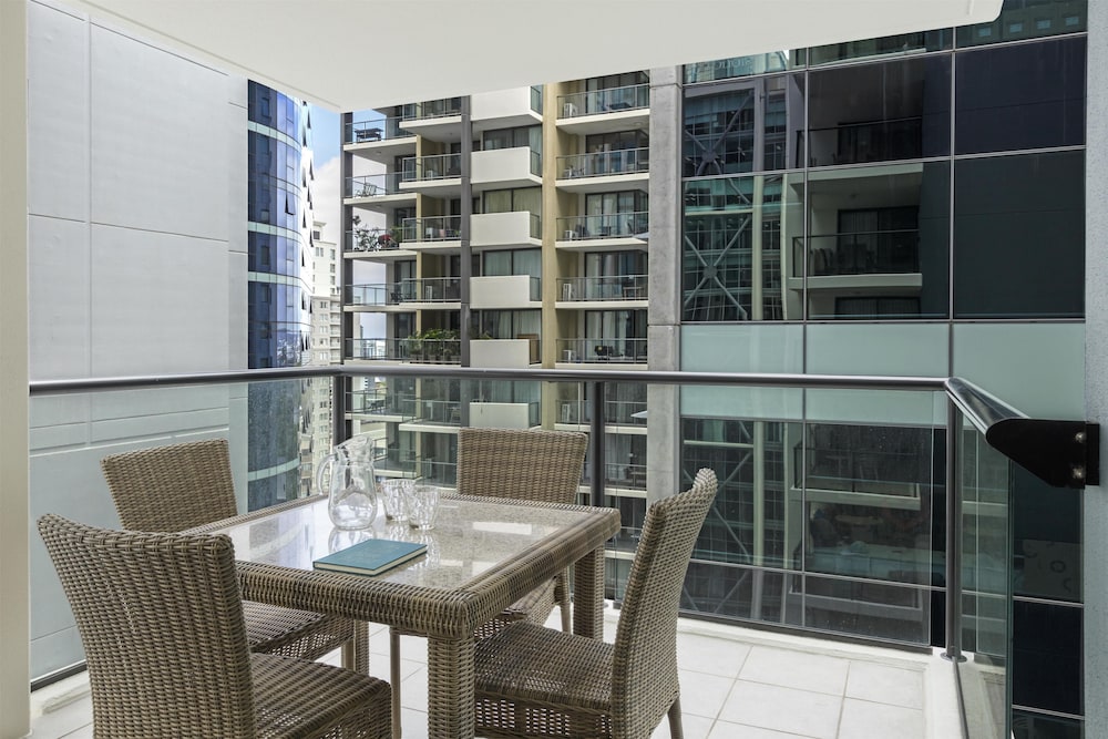 Oaks Brisbane River City Suites 50/72
