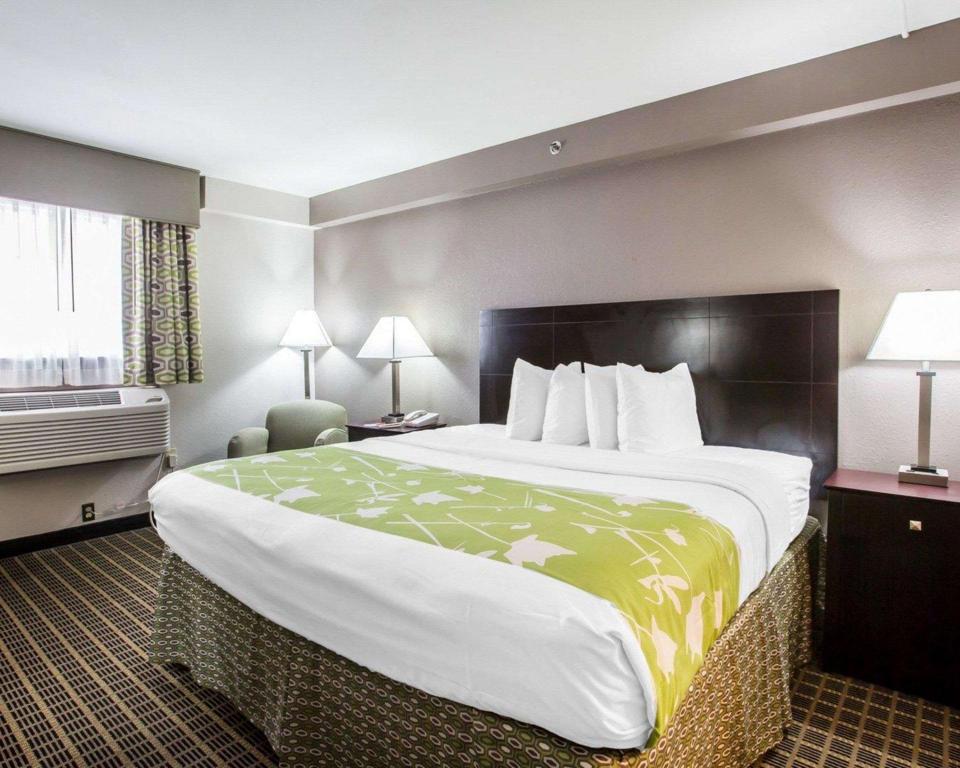 ROOM, KING BED, SMOKING