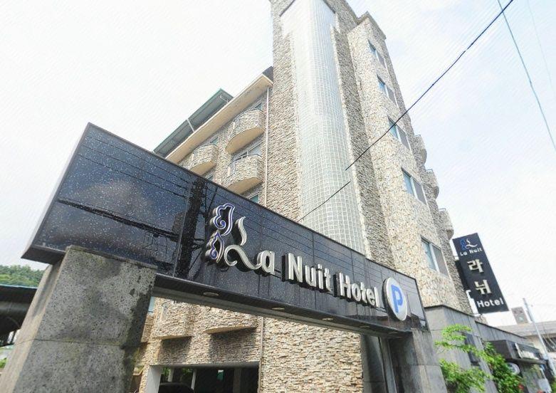 LA NUIT HOTEL 3/22