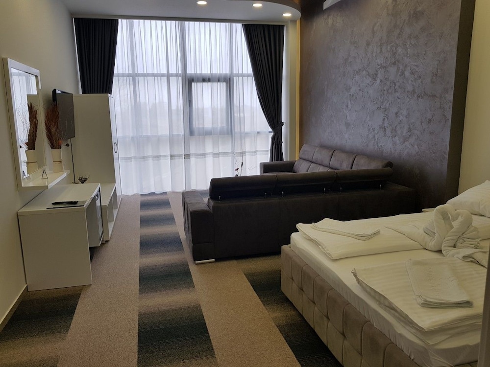 Hotel River 28/53