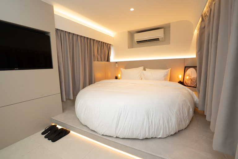 Victoria, Queen Bed