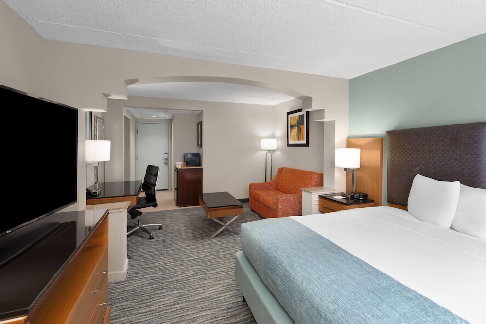 SUITE, KING BED, SOFA