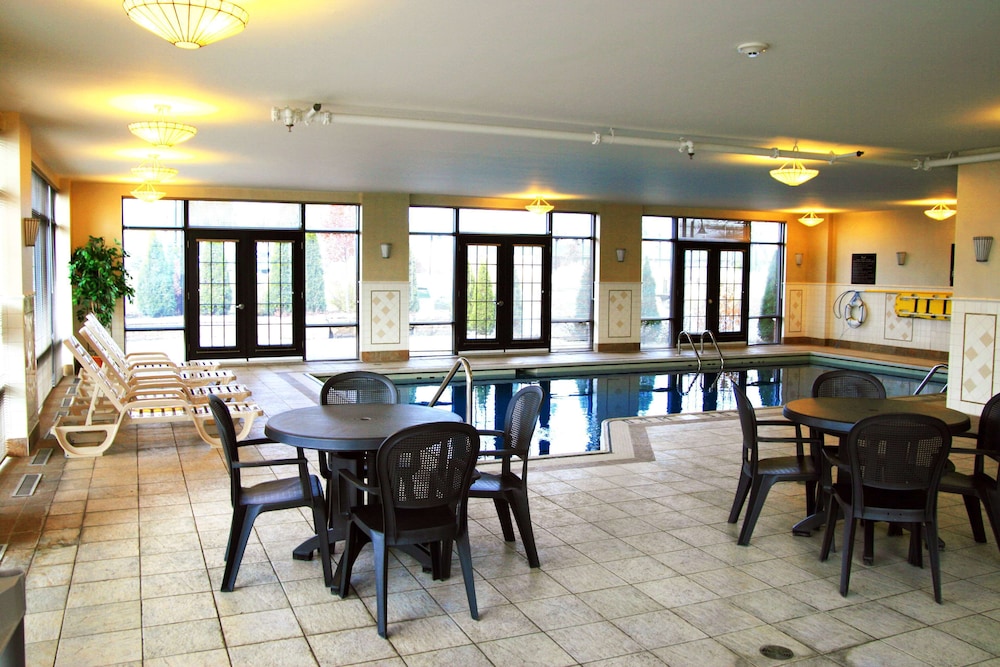 Hampton Inn and Suites by Hilton Laval 60/71