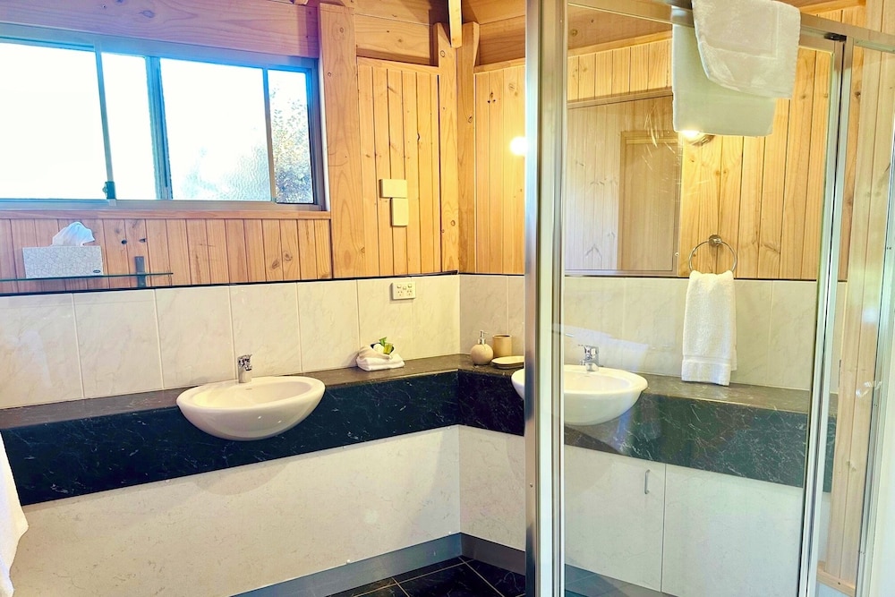 GRAMPIANS CHALETS 49/50