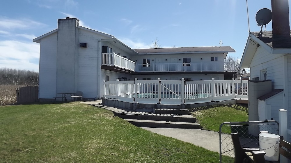 Coastal Inn 33/36