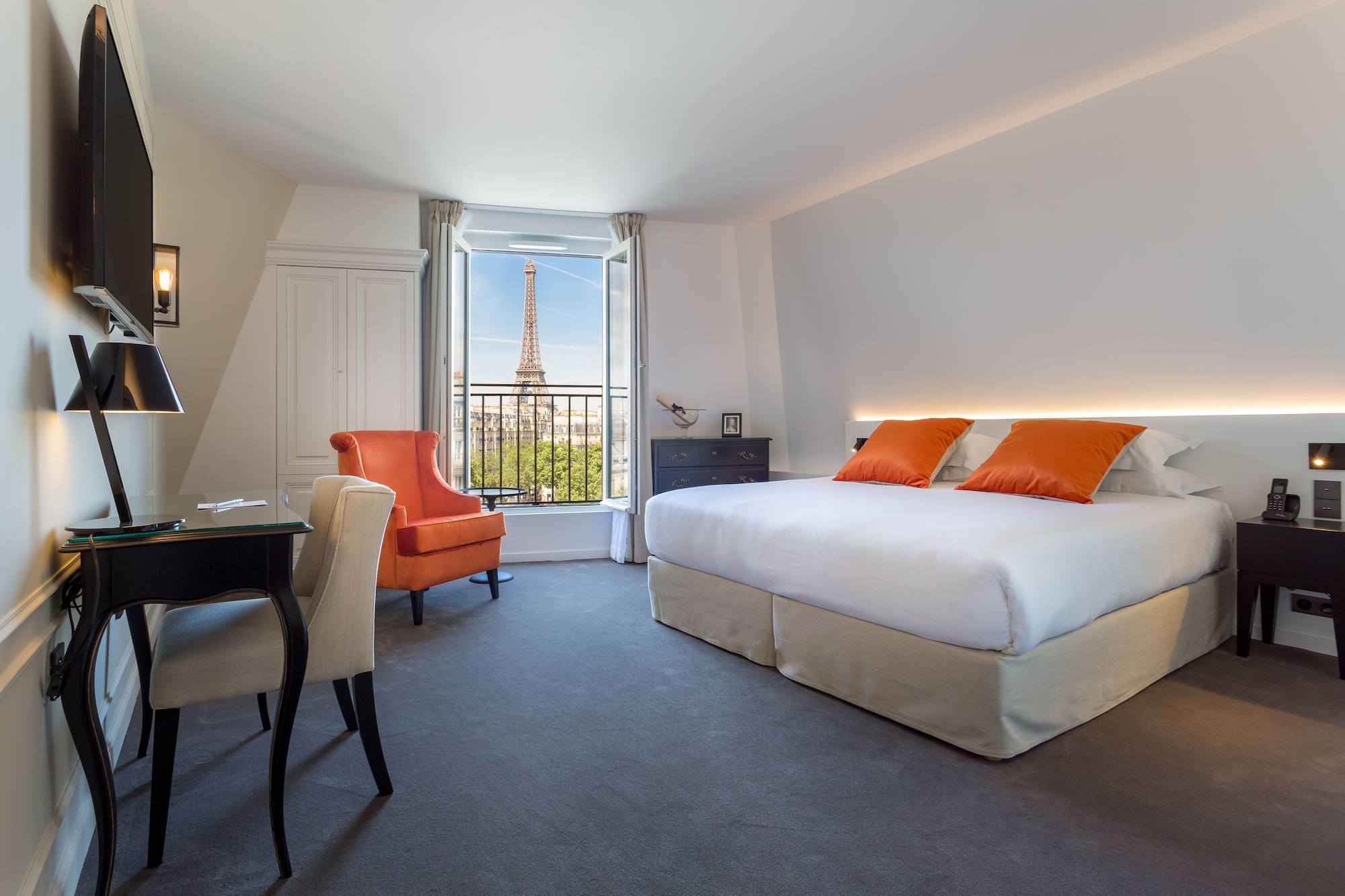 ROYAL, JUNIOR SUITE, EIFFEL VIEW, FRONT VIEW