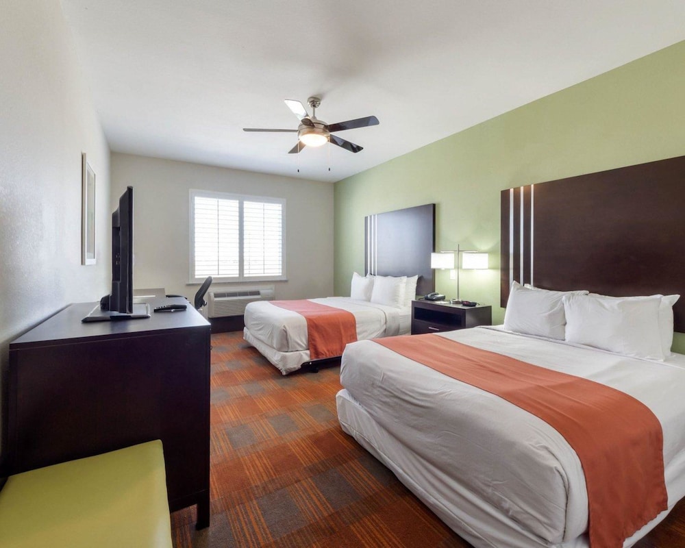 Quality Inn and Suites Victoria East 7/38