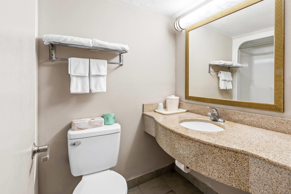 غرفة قياسية بسرير كينج، Quality Inn Fort Mill near Carowinds Blvd. 9/10