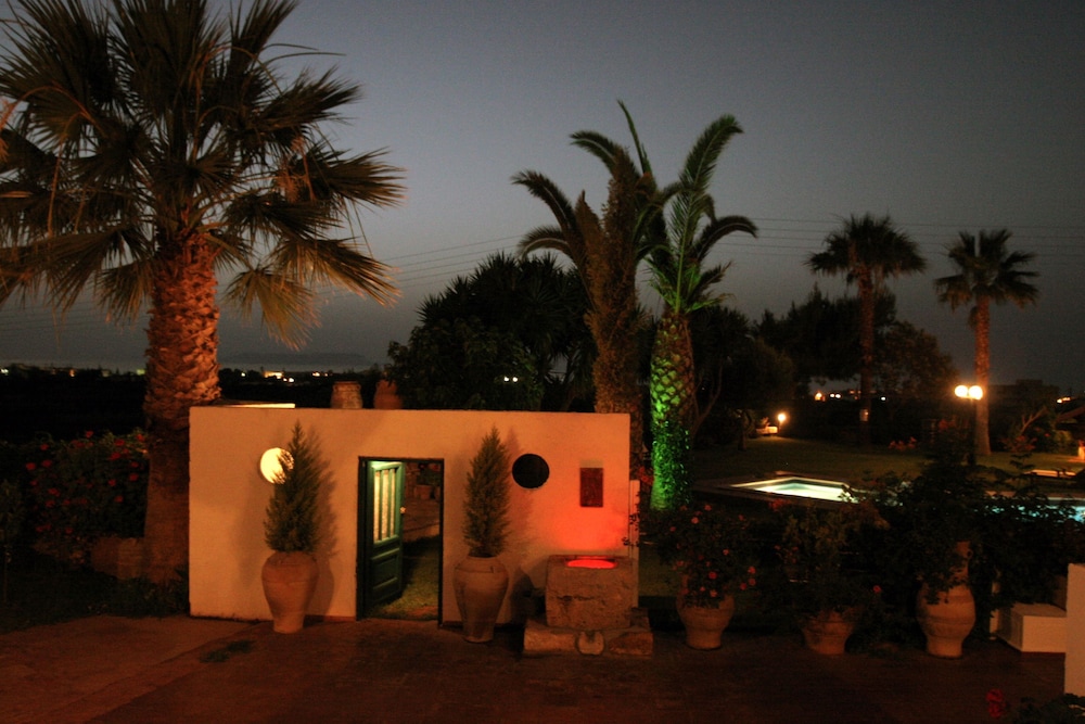 Classic Studios And Apartments 62/70