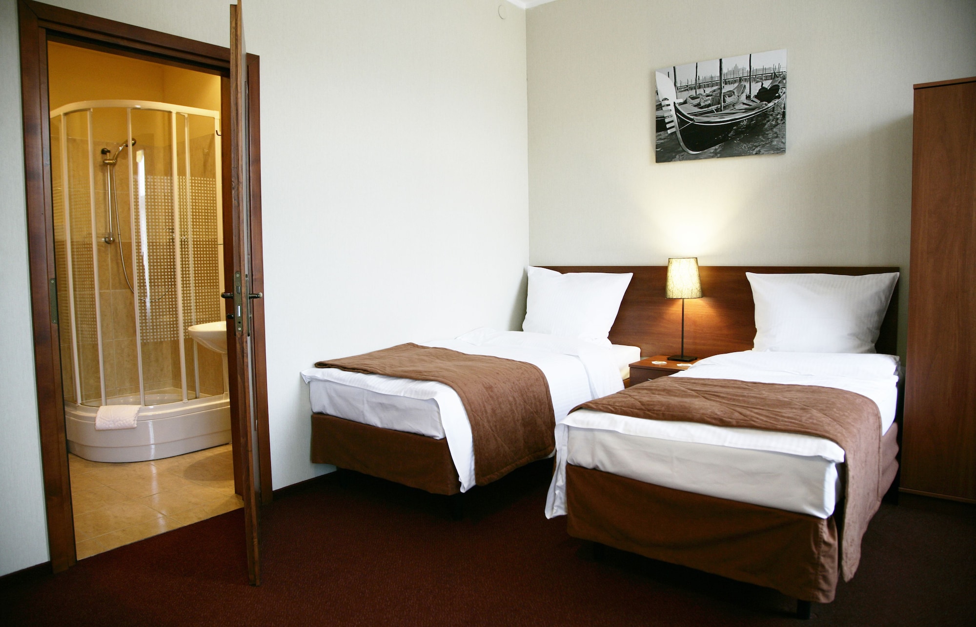 ROOM, DOUBLE BED