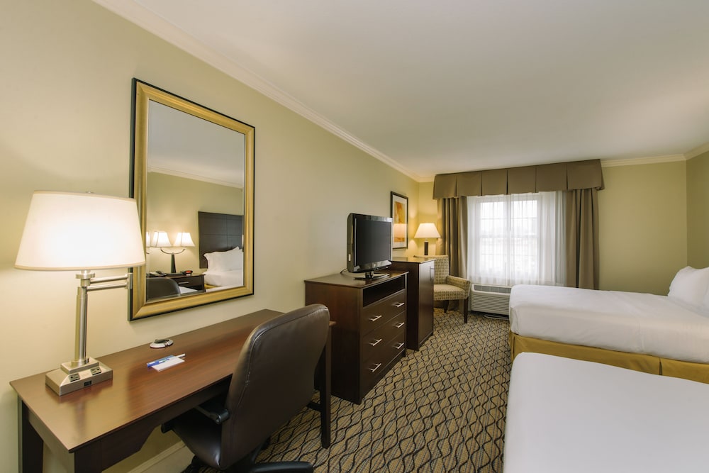 Holiday Inn Express Suites Merrimack 27/55