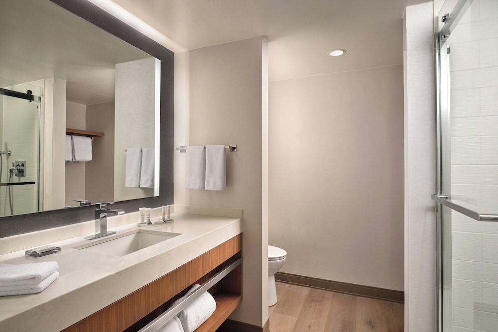 غرفة بسرير كينج مع أريكة، Fort Collins Marriott 8/10