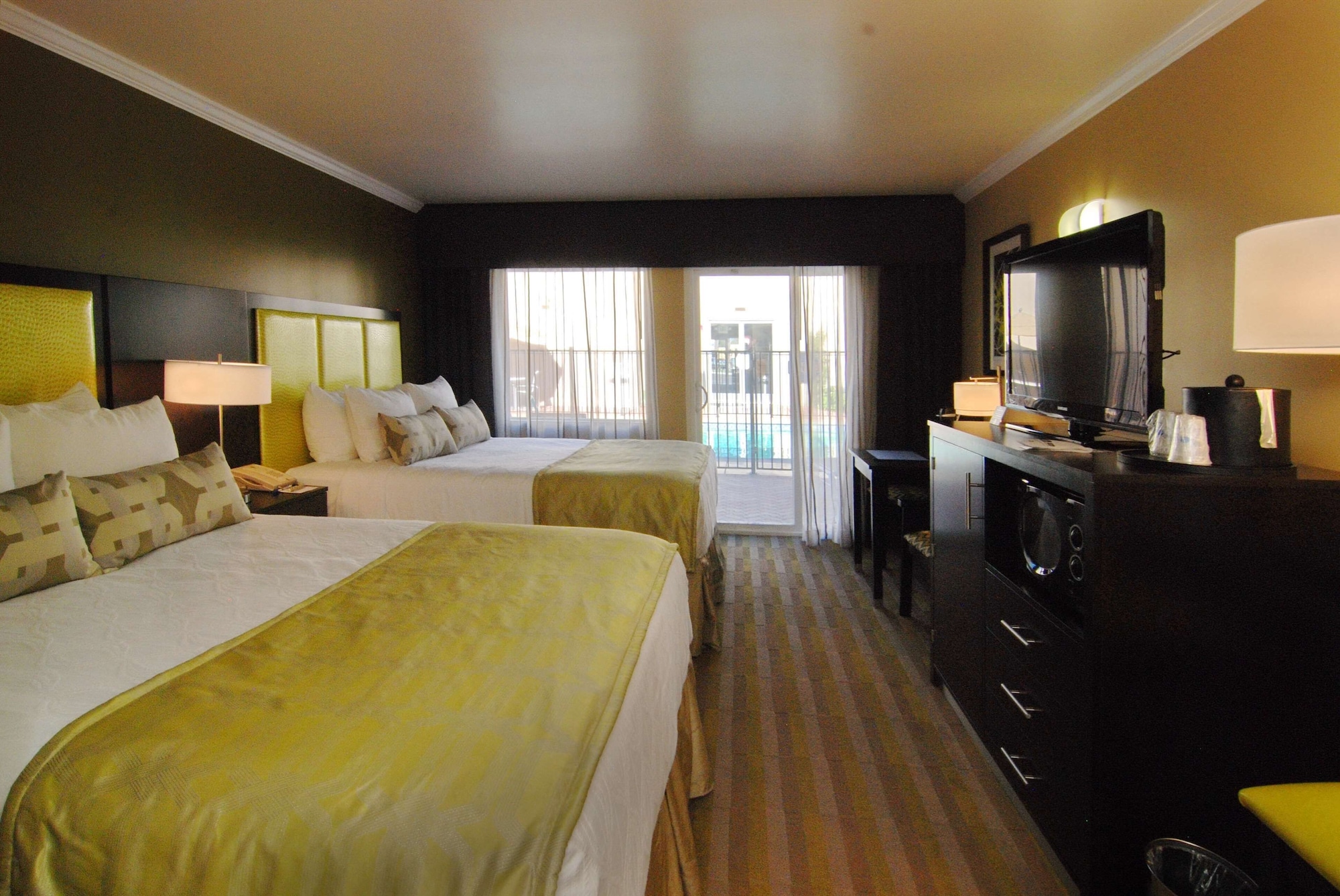 Standard, 2 Queen Beds, Pool Side