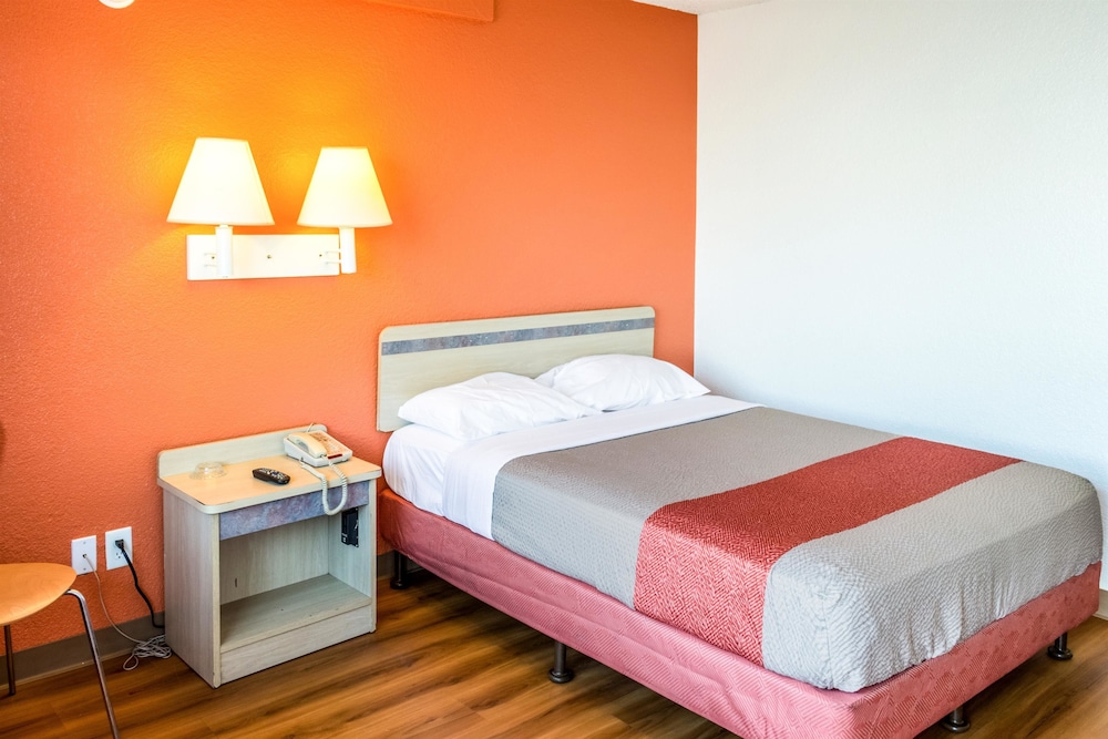 Motel6 Bakersfield, CA - Convention Center 24/37